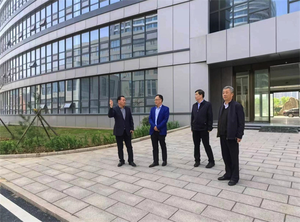 領(lǐng)導一行參觀(guān)“勁牛生物園區” 領(lǐng)導一行參觀(guān)“勁牛生物園區”