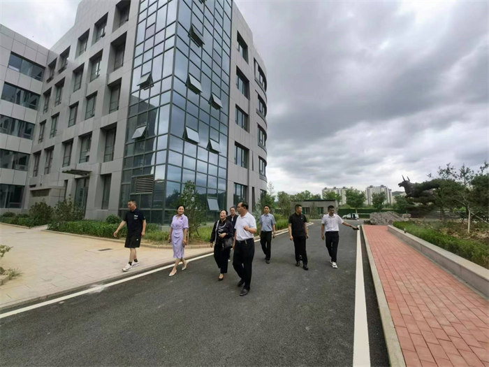 重慶市武隆區經(jīng)信委、鄉村振興局、環(huán)保局及鴨江鎮、平橋鎮、長(cháng)壩鎮等有關(guān)部門(mén)領(lǐng)導蒞臨勁牛集團考察指導。