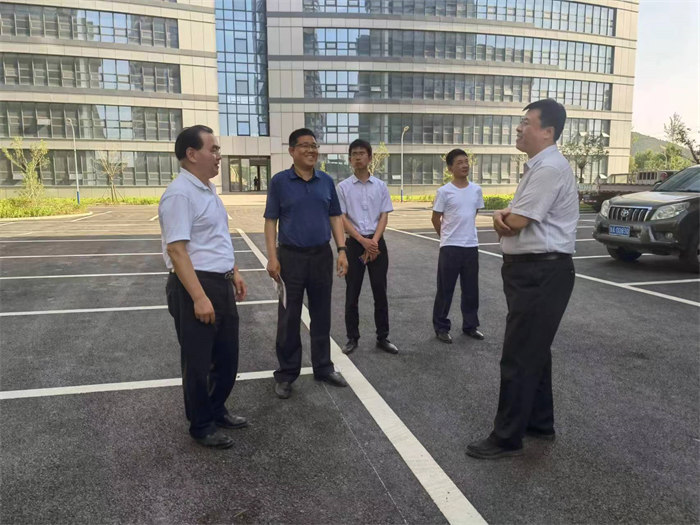 商河縣鄉村振興局局長(cháng)姜國強在園區參觀(guān)